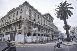 Image du Maroc Professionnelle de  Le boulevard Mohammed V (ex la gare). A droite le marché central de Casablanca figé depuis les années 30, il dispose de 3 entrées faisant face à l'hôtel Lincoln (immeuble Bossonneau) un des premiers bâtiment de 4 niveaux du boulevard de la gare (actuel boulevard Mohammed V) est abandonné aux intempéries depuis plusieurs années, un échafaudage est en cours d'installation contre la façade. Petit à petit L’hôtel Lincoln quitte ce monde. Construit par des matériaux poreux et sans étanchéité au début du 20e siècle. Déjà en 1989 suite aux accidents qui ont causé des morts et plusieurs blessés, le bâtiment a été vidé avec cessation de toute activités des commerces et cafés. Dimanche 11 Février 2007. (Photo / Abdeljalil Bounhar) 